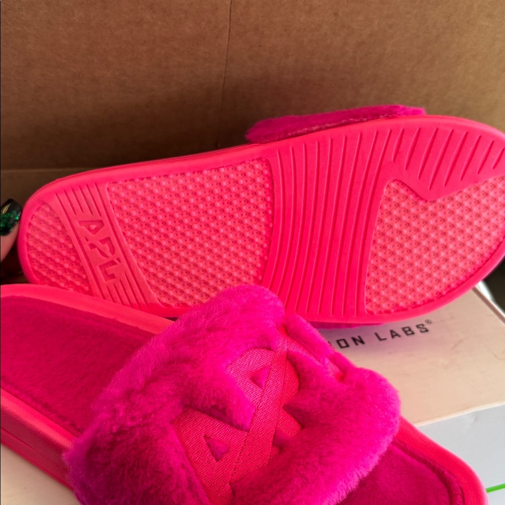 APL Women’s Shearling Slide - Neon Pink - Picture 3 of 3